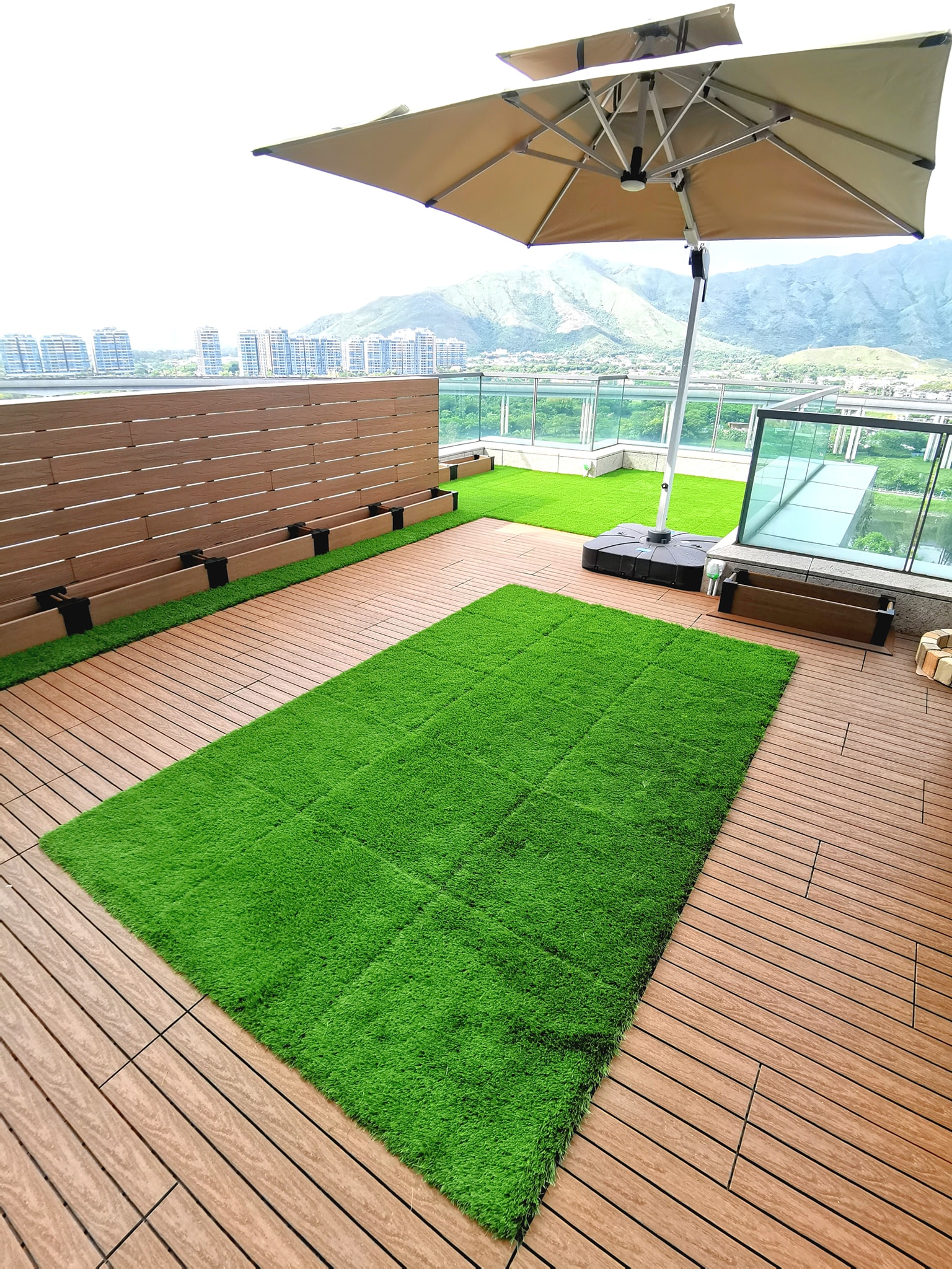 香港元朗爾巒 天台 Newtechwood 戶外地板 人造草地板 grass deck teak decktile